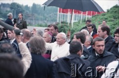 12.06.1987, Gdańsk - Westerplatte, Polska.
Trzecia pielgrzymka papieża Jana Pawła II do Polski w dniach 8-14 czerwca 1987 roku. Ojciec Święty pozdrawia wiernych zgromadzonych pod Pomnikiem Obrońców Wybrzeża. Obok papieża biskup gdański Tadeusz Gocłowski.
Fot. Edward Grochowicz, zbiory Ośrodka KARTA