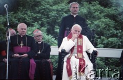 12.06.1987, Gdańsk - Westerplatte, Polska.
Trzecia pielgrzymka papieża Jana Pawła II do Polski w dniach 8-14 czerwca 1987 roku. Spotkanie Ojca Świętego z młodzieżą pod Pomnikiem Obrońców Wybrzeża. Papieżowi towarzyszą (od lewej): arcybiskup metropolita wrocławski kardynał Henryk Gulbinowicz (z tyłu), biskup gdański Tadeusz Gocłowski, arcybiskup metropolita krakowski kardynał Franciszek Macharski i ksiądz Piero Marini, Mistrz Papieskich Ceremonii Liturgicznych.
Fot. Edward Grochowicz, zbiory Ośrodka KARTA