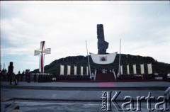 12.06.1987, Gdańsk - Westerplatte, Polska.
Trzecia pielgrzymka papieża Jana Pawła II do Polski w dniach 8-14 czerwca 1987 roku. Spotkanie Ojca Świętego z młodzieżą pod Pomnikiem Obrońców Wybrzeża.
Fot. Edward Grochowicz, zbiory Ośrodka KARTA