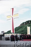 12.06.1987, Gdańsk - Westerplatte, Polska.
Trzecia pielgrzymka papieża Jana Pawła II do Polski w dniach 8-14 czerwca 1987 roku. Spotkanie Ojca Świętego z młodzieżą pod Pomnikiem Obrońców Wybrzeża. Widok na krzyż.
Fot. Edward Grochowicz, zbiory Ośrodka KARTA