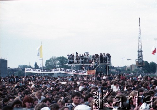 12.06.1987, Gdańsk - Westerplatte, Polska.
Trzecia pielgrzymka papieża Jana Pawła II do Polski w dniach 8-14 czerwca 1987 roku. Wierni zgromadzeni na spotkaniu z Ojcem Świętym pod Pomnikiem Obrońców Wybrzeża.  
Fot. Edward Grochowicz, zbiory Ośrodka KARTA