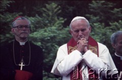 12.06.1987, Gdańsk - Westerplatte, Polska.
Trzecia pielgrzymka papieża Jana Pawła II do Polski w dniach 8-14 czerwca 1987 roku. Spotkanie Ojca Świętego z młodzieżą pod Pomnikiem Obrońców Wybrzeża, papieżowi towarzyszy arcybiskup metropolita krakowski kardynał Franciszek Macharski.
Fot. Edward Grochowicz, zbiory Ośrodka KARTA