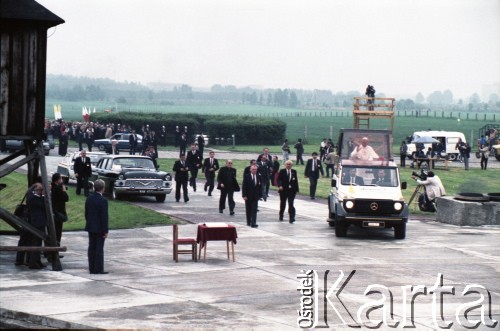 9.06.1987, Lublin, Polska.
Trzecia pielgrzymka papieża Jana Pawła II do Polski w dniach 8-14 czerwca 1987 roku. Ojciec Święty na terenie byłego obozu koncentracyjnego w Majdanku.
Fot. Edward Grochowicz, zbiory Ośrodka KARTA
