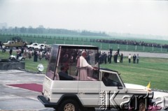 9.06.1987, Lublin, Polska.
Trzecia pielgrzymka papieża Jana Pawła II do Polski w dniach 8-14 czerwca 1987 roku. Ojciec Święty na terenie byłego obozu koncentracyjnego w Majdanku.
Fot. Edward Grochowicz, zbiory Ośrodka KARTA