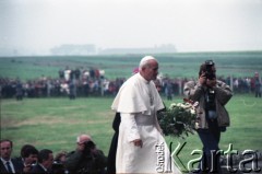9.06.1987, Lublin, Polska.
Trzecia pielgrzymka papieża Jana Pawła II do Polski w dniach 8-14 czerwca 1987 roku. Ojciec Święty na terenie byłego obozu koncentracyjnego w Majdanku.
Fot. Edward Grochowicz, zbiory Ośrodka KARTA