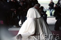 9.06.1987, Lublin, Polska.
Trzecia pielgrzymka papieża Jana Pawła II do Polski w dniach 8-14 czerwca 1987 roku. Ojciec Święty modli się w mauzoleum na terenie byłego obozu koncentracyjnego w Majdanku.
Fot. Edward Grochowicz, zbiory Ośrodka KARTA