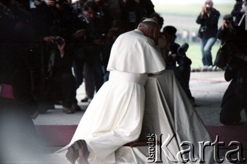 9.06.1987, Lublin, Polska.
Trzecia pielgrzymka papieża Jana Pawła II do Polski w dniach 8-14 czerwca 1987 roku. Ojciec Święty modli się w mauzoleum na terenie byłego obozu koncentracyjnego w Majdanku.
Fot. Edward Grochowicz, zbiory Ośrodka KARTA