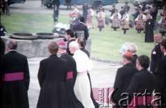 9.06.1987, Lublin, Polska.
Trzecia pielgrzymka papieża Jana Pawła II do Polski w dniach 8-14 czerwca 1987 roku. Wizyta Ojca Świętego w byłym obozie koncentracyjnym w Majdanku.
Fot. Edward Grochowicz, zbiory Ośrodka KARTA