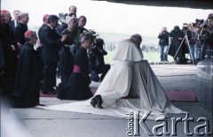 9.06.1987, Lublin, Polska.
Trzecia pielgrzymka papieża Jana Pawła II do Polski w dniach 8-14 czerwca 1987 roku. Wizyta Ojca Świętego w byłym obozie koncentracyjnym w Majdanku. Jan Paweł II modli się w mauzoleum, gdzie złożono prochy zamordowanych więźniów. Obok papieża biskup lubelski Bolesław Pylak, z lewej klęczy arcybiskup metropolita krakowski kardynał Franciszek Macharski.
Fot. Edward Grochowicz, zbiory Ośrodka KARTA