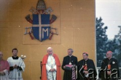 11.06.1987, Gdynia, Polska.
Trzecia pielgrzymka papieża Jana Pawła II do Polski w dniach 8-14 czerwca 1987 roku. Msza święta sprawowana przez Ojca Świętego na skwerze Kościuszki. O prawej: arcybiskup metropolita wrocławski kardynał Henryk Gulbinowicz, prymas Polski kardynał Józef Glemp, ksiądz Piero Marini, Mistrz Papieskich Ceremonii Liturgicznych, papież Jan Paweł II.
Fot. Edward Grochowicz, zbiory Ośrodka KARTA