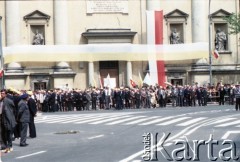 Czerwiec 1987, Warszawa, Polska.
Trzecia pielgrzymka papieża Jana Pawła II do Polski w dniach 8-14 czerwca 1987 roku. Wierni przed kościołem św. Anny, na trasie przejazdu Ojca Świętego ulicami miasta.
Fot. Edward Grochowicz, zbiory Ośrodka KARTA