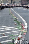 Czerwiec 1987, Warszawa, Polska.
Trzecia pielgrzymka papieża Jana Pawła II do Polski w dniach 8-14 czerwca 1987 roku. Kwiaty na ulicy Krakowskie Przedmieście, którą przejeżdżał Ojciec Święty.
Fot. Edward Grochowicz, zbiory Ośrodka KARTA