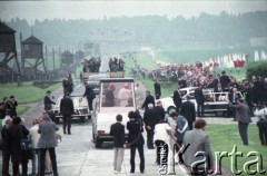 9.06.1987, Lublin, Polska.
Trzecia pielgrzymka papieża Jana Pawła II do Polski w dniach 8-14 czerwca 1987 roku. Ojciec Święty opuszcza teren byłego obozu koncentracyjnego w Majdanku, gdzie modlił się przy prochach zamordowanych więźniów.
Fot. Edward Grochowicz, zbiory Ośrodka KARTA