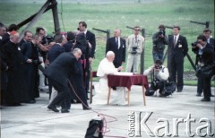 9.06.1987, Lublin, Polska.
Trzecia pielgrzymka papieża Jana Pawła II do Polski w dniach 8-14 czerwca 1987 roku. Wizyta Ojca Świętego w byłym obozie koncentracyjnym w Majdanku, Jan Paweł II dokonuje wpisu w księdze pamiątkowej.
Fot. Edward Grochowicz, zbiory Ośrodka KARTA