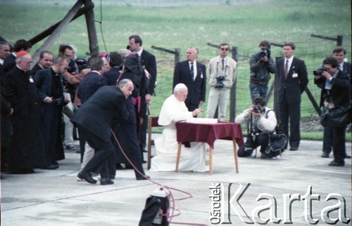 9.06.1987, Lublin, Polska.
Trzecia pielgrzymka papieża Jana Pawła II do Polski w dniach 8-14 czerwca 1987 roku. Wizyta Ojca Świętego w byłym obozie koncentracyjnym w Majdanku, Jan Paweł II dokonuje wpisu w księdze pamiątkowej.
Fot. Edward Grochowicz, zbiory Ośrodka KARTA