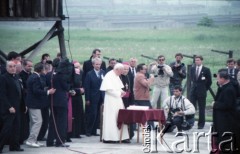 9.06.1987, Lublin, Polska.
Trzecia pielgrzymka papieża Jana Pawła II do Polski w dniach 8-14 czerwca 1987 roku. Wizyta Ojca Świętego na terenie byłego obozu koncentracyjnego w Majdanku, gdzie Jan Paweł II modlił się przy prochach zamordowanych więźniów obozu oraz dokonał wpisu w księdze pamiątkowej. Obok papieża biskup lubelski Bolesław Pylak.
Fot. Edward Grochowicz, zbiory Ośrodka KARTA