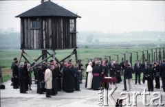 9.06.1987, Lublin, Polska.
Trzecia pielgrzymka papieża Jana Pawła II do Polski w dniach 8-14 czerwca 1987 roku. Wizyta Ojca Świętego na terenie byłego obozu koncentracyjnego w Majdanku, gdzie Jan Paweł II modlił się przy prochach zamordowanych więźniów obozu oraz dokonał wpisu w księdze pamiątkowej. Obok papieża biskup lubelski Bolesław Pylak.
Fot. Edward Grochowicz, zbiory Ośrodka KARTA