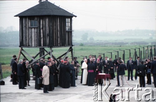 9.06.1987, Lublin, Polska.
Trzecia pielgrzymka papieża Jana Pawła II do Polski w dniach 8-14 czerwca 1987 roku. Wizyta Ojca Świętego na terenie byłego obozu koncentracyjnego w Majdanku, gdzie Jan Paweł II modlił się przy prochach zamordowanych więźniów obozu oraz dokonał wpisu w księdze pamiątkowej. Obok papieża biskup lubelski Bolesław Pylak.
Fot. Edward Grochowicz, zbiory Ośrodka KARTA