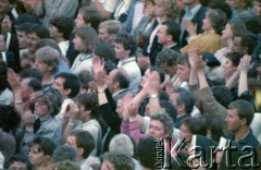 11.06.1987, Gdynia, Polska.
Trzecia pielgrzymka papieża Jana Pawła II do Polski w dniach 8-14 czerwca 1987 roku. Wierni podczas mszy świętej sprawowanej przez Ojca Świętego na skwerze Kościuszki.
Fot. Edward Grochowicz, zbiory Ośrodka KARTA