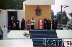 11.06.1987, Gdynia, Polska.
Trzecia pielgrzymka papieża Jana Pawła II do Polski w dniach 8-14 czerwca 1987 roku. Msza święta sprawowana przez Ojca Świętego na skwerze Kościuszki. O prawej: arcybiskup metropolita wrocławski kardynał Henryk Gulbinowicz, prymas Polski kardynał Józef Glemp, ksiądz Piero Marini, Mistrz Papieskich Ceremonii Liturgicznych, papież Jan Paweł II, NN, NN, arcybiskup metropolita krakowski kardynał Franciszek Macharski, sekretarz stanu Stolicy Apostolskiej kardynał Agostino Casaroli.
Fot. Edward Grochowicz, zbiory Ośrodka KARTA