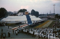 11.06.1987, Gdynia, Polska.
Trzecia pielgrzymka papieża Jana Pawła II do Polski w dniach 8-14 czerwca 1987 roku. Msza święta sprawowana przez Ojca Świętego na skwerze Kościuszki. Widok na ołtarz.
Fot. Edward Grochowicz, zbiory Ośrodka KARTA