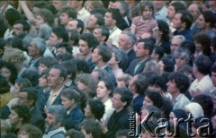 11.06.1987, Gdynia, Polska.
Trzecia pielgrzymka papieża Jana Pawła II do Polski w dniach 8-14 czerwca 1987 roku. Wierni podczas mszy świętej sprawowanej przez Ojca Świętego na skwerze Kościuszki.
Fot. Edward Grochowicz, zbiory Ośrodka KARTA