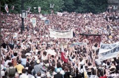 14.06.1987, Warszawa, Polska.
Trzecia pielgrzymka papieża Jana Pawła II do Polski w dniach 8-14 czerwca 1987 roku. Msza święta sprawowana przez Ojca Świętego na placu Defilad. Jan Paweł II przejeżdża w papamobile między tłumem wiernych.
Fot. Edward Grochowicz, zbiory Ośrodka KARTA
