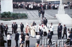 14.06.1987, Warszawa, Polska.
Trzecia pielgrzymka papieża Jana Pawła II do Polski w dniach 8-14 czerwca 1987 roku. Ojciec Święty na placu Defilad kieruje się w stronę ołtarza, gdzie będzie przewodniczył mszy świętej.
Fot. Edward Grochowicz, zbiory Ośrodka KARTA