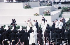 14.06.1987, Warszawa, Polska.
Trzecia pielgrzymka papieża Jana Pawła II do Polski w dniach 8-14 czerwca 1987 roku. Ojciec Święty na placu Defilad kieruje się w stronę ołtarza, gdzie będzie przewodniczył mszy świętej.
Fot. Edward Grochowicz, zbiory Ośrodka KARTA
