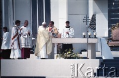 14.06.1987, Warszawa, Polska.
Trzecia pielgrzymka papieża Jana Pawła II do Polski w dniach 8-14 czerwca 1987 roku. Msza święta sprawowana przez Ojca Świętego na placu Defilad. Obok Jana Pawła II prymas Polski kardynał Józef Glemp, 3. z lewej ksiądz Piero Marini, Mistrz Papieskich Ceremonii Liturgicznych.
Fot. Edward Grochowicz, zbiory Ośrodka KARTA