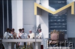 14.06.1987, Warszawa, Polska.
Trzecia pielgrzymka papieża Jana Pawła II do Polski w dniach 8-14 czerwca 1987 roku. Msza święta sprawowana przez Ojca Świętego na placu Defilad. 3. z lewej prymas Polski kardynał Józef Glemp, 1. z prawej ksiądz Piero Marini, Mistrz Papieskich Ceremonii Liturgicznych.
Fot. Edward Grochowicz, zbiory Ośrodka KARTA