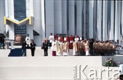 14.06.1987, Warszawa, Polska.
Trzecia pielgrzymka papieża Jana Pawła II do Polski w dniach 8-14 czerwca 1987 roku. Msza święta sprawowana przez Ojca Świętego na placu Defilad. Jan Paweł II pozdrawia wiernych.
Fot. Edward Grochowicz, zbiory Ośrodka KARTA