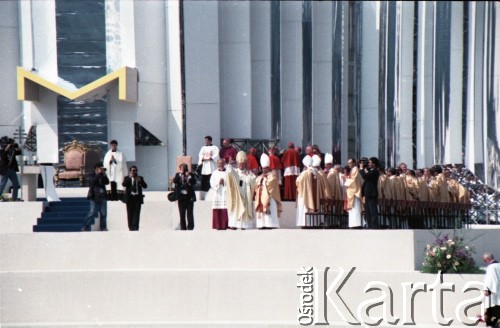14.06.1987, Warszawa, Polska.
Trzecia pielgrzymka papieża Jana Pawła II do Polski w dniach 8-14 czerwca 1987 roku. Msza święta sprawowana przez Ojca Świętego na placu Defilad. Jan Paweł II pozdrawia wiernych.
Fot. Edward Grochowicz, zbiory Ośrodka KARTA