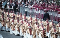 14.06.1987, Warszawa, Polska.
Trzecia pielgrzymka papieża Jana Pawła II do Polski w dniach 8-14 czerwca 1987 roku. Księża uczestniczący we mszy świętej sprawowanej przez Jana Pawła II. 
Fot. Edward Grochowicz, zbiory Ośrodka KARTA