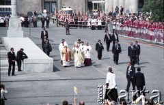 14.06.1987, Warszawa, Polska.
Trzecia pielgrzymka papieża Jana Pawła II do Polski w dniach 8-14 czerwca 1987 roku. Ojciec Święty na placu Defilad kieruje się w stronę ołtarza, gdzie będzie przewodniczył mszy świętej. Papieżowi towarzyszą prymas Polski kardynał Józef Glemp (z lewej) i ksiądz Piero Marini, Mistrz Papieskich Ceremonii Liturgicznych (z prawej).
Fot. Edward Grochowicz, zbiory Ośrodka KARTA