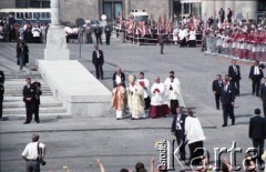 14.06.1987, Warszawa, Polska.
Trzecia pielgrzymka papieża Jana Pawła II do Polski w dniach 8-14 czerwca 1987 roku. Ojciec Święty na placu Defilad kieruje się w stronę ołtarza, gdzie będzie przewodniczył mszy świętej. Papieżowi towarzyszą prymas Polski kardynał Józef Glemp (z lewej) i ksiądz Piero Marini, Mistrz Papieskich Ceremonii Liturgicznych (z prawej).
Fot. Edward Grochowicz, zbiory Ośrodka KARTA
