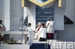 14.06.1987, Warszawa, Polska.
Trzecia pielgrzymka papieża Jana Pawła II do Polski w dniach 8-14 czerwca 1987 roku. Msza święta sprawowana przez Ojca Świętego na placu Defilad. Obok Jana Pawła II stoi ksiądz Piero Marini, Mistrz Papieskich Ceremonii Liturgicznych.
Fot. Edward Grochowicz, zbiory Ośrodka KARTA