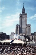 14.06.1987, Warszawa, Polska.
Trzecia pielgrzymka papieża Jana Pawła II do Polski w dniach 8-14 czerwca 1987 roku. Msza święta sprawowana przez Ojca Świętego na placu Defilad. Widok na Pałac Kultury i Nauki oraz stojący przed nim ołtarz.
Fot. Edward Grochowicz, zbiory Ośrodka KARTA