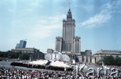 14.06.1987, Warszawa, Polska.
Trzecia pielgrzymka papieża Jana Pawła II do Polski w dniach 8-14 czerwca 1987 roku. Msza święta sprawowana przez Ojca Świętego na placu Defilad. Widok na Pałac Kultury i Nauki oraz stojący przed nim ołtarz.
Fot. Edward Grochowicz, zbiory Ośrodka KARTA