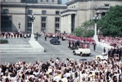 14.06.1987, Warszawa, Polska.
Trzecia pielgrzymka papieża Jana Pawła II do Polski w dniach 8-14 czerwca 1987 roku. Przyjazd Ojca Świętego na plac Defilad, gdzie będzie sprawował mszę świętą.
Fot. Edward Grochowicz, zbiory Ośrodka KARTA