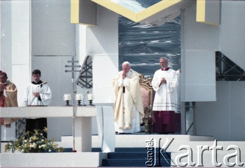 14.06.1987, Warszawa, Polska.
Trzecia pielgrzymka papieża Jana Pawła II do Polski w dniach 8-14 czerwca 1987 roku. Msza święta sprawowana przez Ojca Świętego na placu Defilad. Obok Jana Pawła II ksiądz Piero Marini, Mistrz Papieskich Ceremonii Liturgicznych; 1. z lewej prymas Polski kardynał Józef Glemp.
Fot. Edward Grochowicz, zbiory Ośrodka KARTA