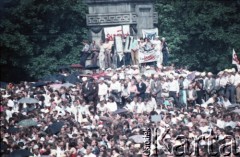14.06.1987, Warszawa, Polska.
Trzecia pielgrzymka papieża Jana Pawła II do Polski w dniach 8-14 czerwca 1987 roku. Wierni na placu Defilad podczas mszy świętej sprawowanej przez Ojca Świętego.
Fot. Edward Grochowicz, zbiory Ośrodka KARTA
