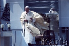 14.06.1987, Warszawa, Polska.
Trzecia pielgrzymka papieża Jana Pawła II do Polski w dniach 8-14 czerwca 1987 roku. Ojciec Święty podczas mszy świętej sprawowanej na placu Defilad.
Fot. Edward Grochowicz, zbiory Ośrodka KARTA