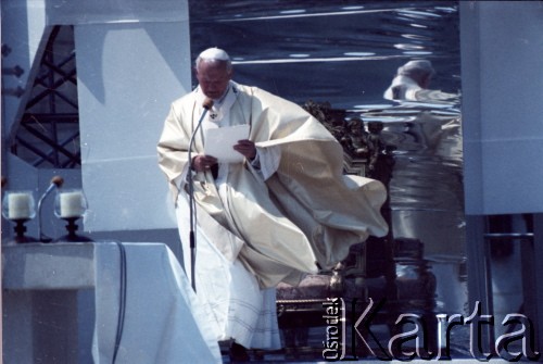 14.06.1987, Warszawa, Polska.
Trzecia pielgrzymka papieża Jana Pawła II do Polski w dniach 8-14 czerwca 1987 roku. Ojciec Święty podczas mszy świętej sprawowanej na placu Defilad.
Fot. Edward Grochowicz, zbiory Ośrodka KARTA