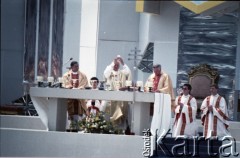 14.06.1987, Warszawa, Polska.
Trzecia pielgrzymka papieża Jana Pawła II do Polski w dniach 8-14 czerwca 1987 roku. Msza święta sprawowana przez Ojca Świętego na placu Defilad. Obok Jana Pawła II z lewej prymas Polski kardynał Józef Glemp, z prawej arcybiskup metropolita poznański Jerzy Stroba.
Fot. Edward Grochowicz, zbiory Ośrodka KARTA