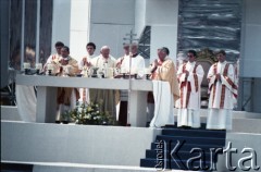 14.06.1987, Warszawa, Polska.
Trzecia pielgrzymka papieża Jana Pawła II do Polski w dniach 8-14 czerwca 1987 roku. Msza święta sprawowana przez Ojca Świętego na placu Defilad. Obok Jana Pawła II z lewej prymas Polski kardynał Józef Glemp,  prawej ksiądz Piero Marini, Mistrz Papieskich Ceremonii Liturgicznych oraz arcybiskup metropolita poznański Jerzy Stroba.
Fot. Edward Grochowicz, zbiory Ośrodka KARTA