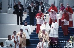 14.06.1987, Warszawa, Polska.
Trzecia pielgrzymka papieża Jana Pawła II do Polski w dniach 8-14 czerwca 1987 roku. Msza święta sprawowana przez Ojca Świętego na placu Defilad. We mszy uczestniczą m.in. prymas Polski kardynał Józef Glemp (na dole 4. z lewej), arcybiskup metropolita poznański Jerzy Stroba (przed papieżem), ksiądz Piero Marini, Mistrz Papieskich Ceremonii Liturgicznych (obok Jana Pawła II z prawej), arcybiskup metropolita wrocławski kardynał Henryk Gulbinowicz (powyżej z lewej), arcybiskup metropolita krakowski kardynał Franciszek Macharski (powyżej z prawej) i sekretarz stanu Stolicy Apostolskiej kardynał Agostino Casaroli (w górnym rzędzie 3. z prawej).
Fot. Edward Grochowicz, zbiory Ośrodka KARTA