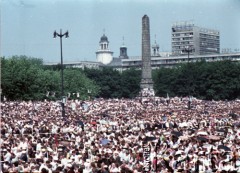 14.06.1987, Warszawa, Polska.
Trzecia pielgrzymka papieża Jana Pawła II do Polski w dniach 8-14 czerwca 1987 roku. Wierni na placu Defilad podczas mszy świętej sprawowanej przez Ojca Świętego.
Fot. Edward Grochowicz, zbiory Ośrodka KARTA
