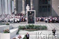 14.06.1987, Warszawa, Polska.
Trzecia pielgrzymka papieża Jana Pawła II do Polski w dniach 8-14 czerwca 1987 roku. Msza święta sprawowana przez Ojca Świętego na placu Defilad. Widoczny obraz przedstawiając biskupa Mariana Kozala, beatyfikowanego podczas mszy świętej.
Fot. Edward Grochowicz, zbiory Ośrodka KARTA