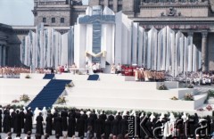 14.06.1987, Warszawa, Polska.
Trzecia pielgrzymka papieża Jana Pawła II do Polski w dniach 8-14 czerwca 1987 roku. Msza święta sprawowana przez Ojca Świętego na placu Defilad. Widok na ołtarz.
Fot. Edward Grochowicz, zbiory Ośrodka KARTA